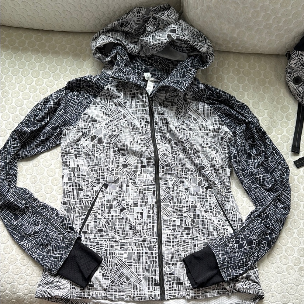 Lululemon Athletica Black and White running Jacket Sea wheeze limited edition